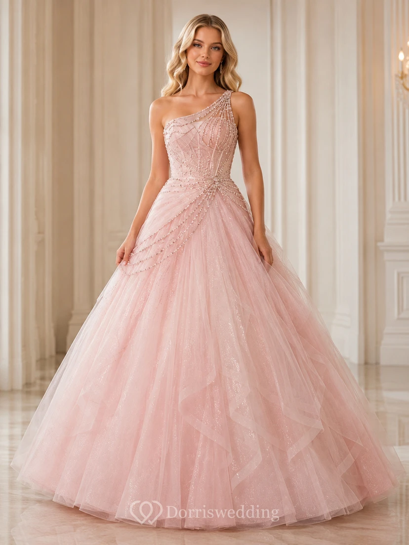 Robe de bal de luxe rose poudré à une épaule, ornée de cristaux et de tulle pailleté drapé, idéale pour les 16 ans.