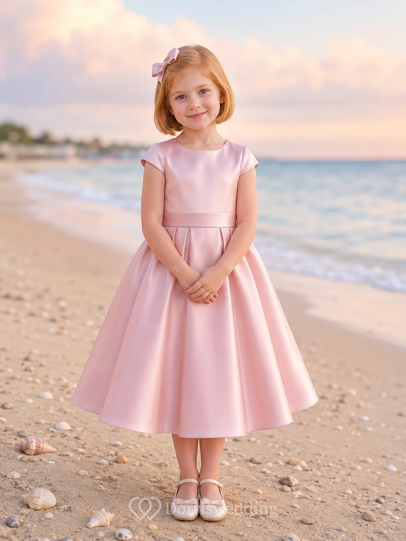 Robe de demoiselle d'honneur de plage en satin rose poudré, manches courtes, longueur thé, coupe trapèze, idéale pour un mariage de plage.