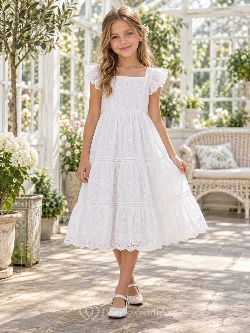 Vestido de niña de flores blanco de corte A con escote cuadrado, mangas acampanadas y volantes, largo hasta la rodilla.