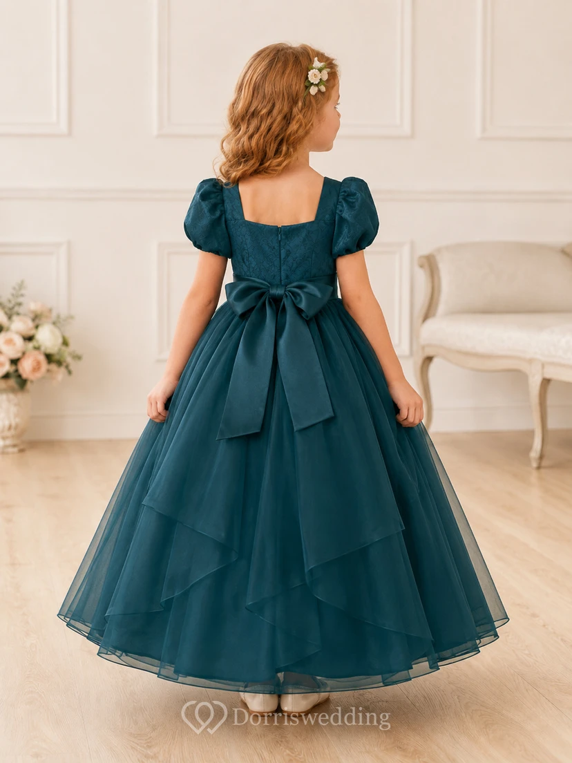 Robe de demoiselle d'honneur bleu turquoise en tulle à volants superposés, coupe trapèze, manches bouffantes et nœud. view 2
