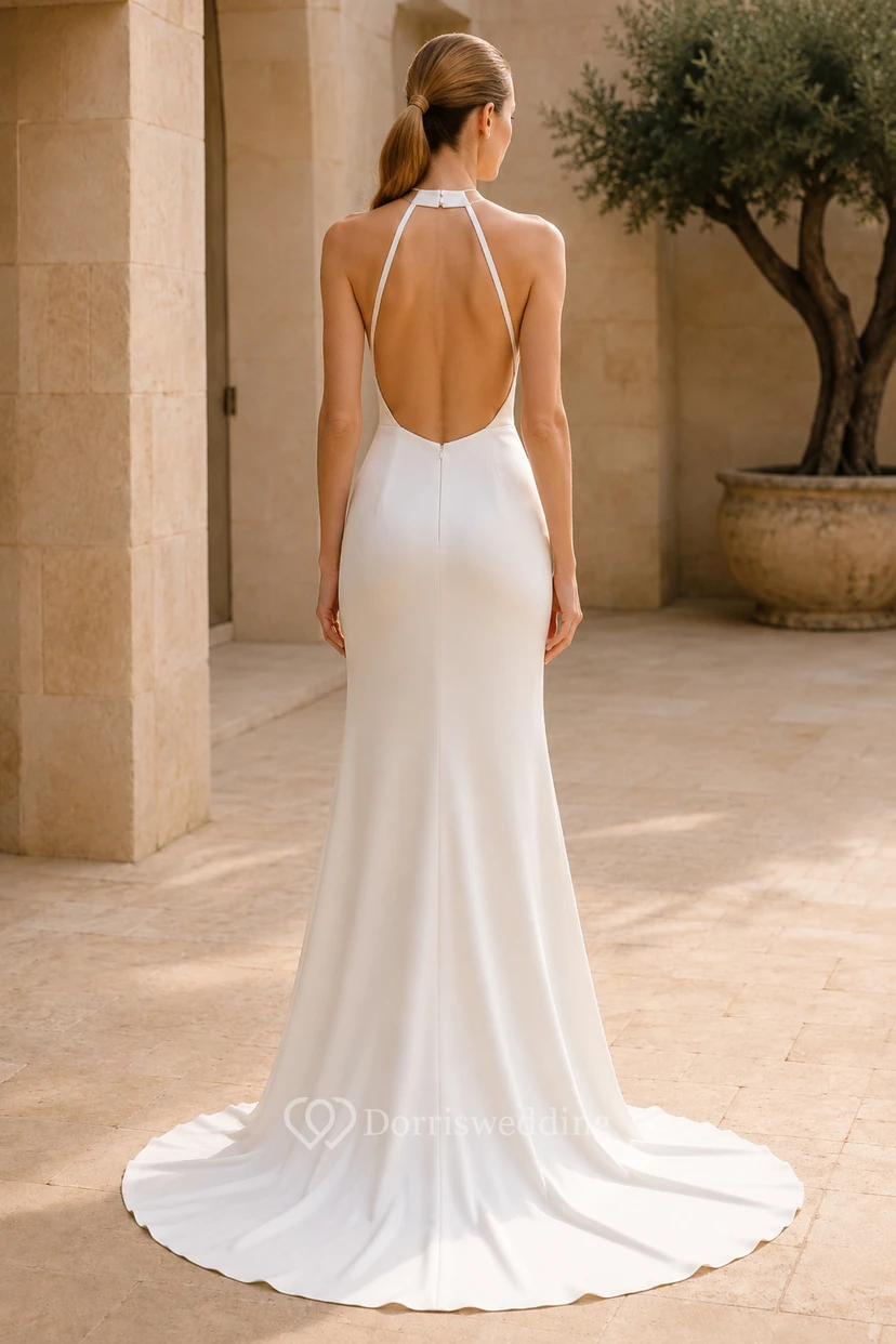 Robe de mariée fourreau ivoire dos nu à col halter et traîne courte view 2