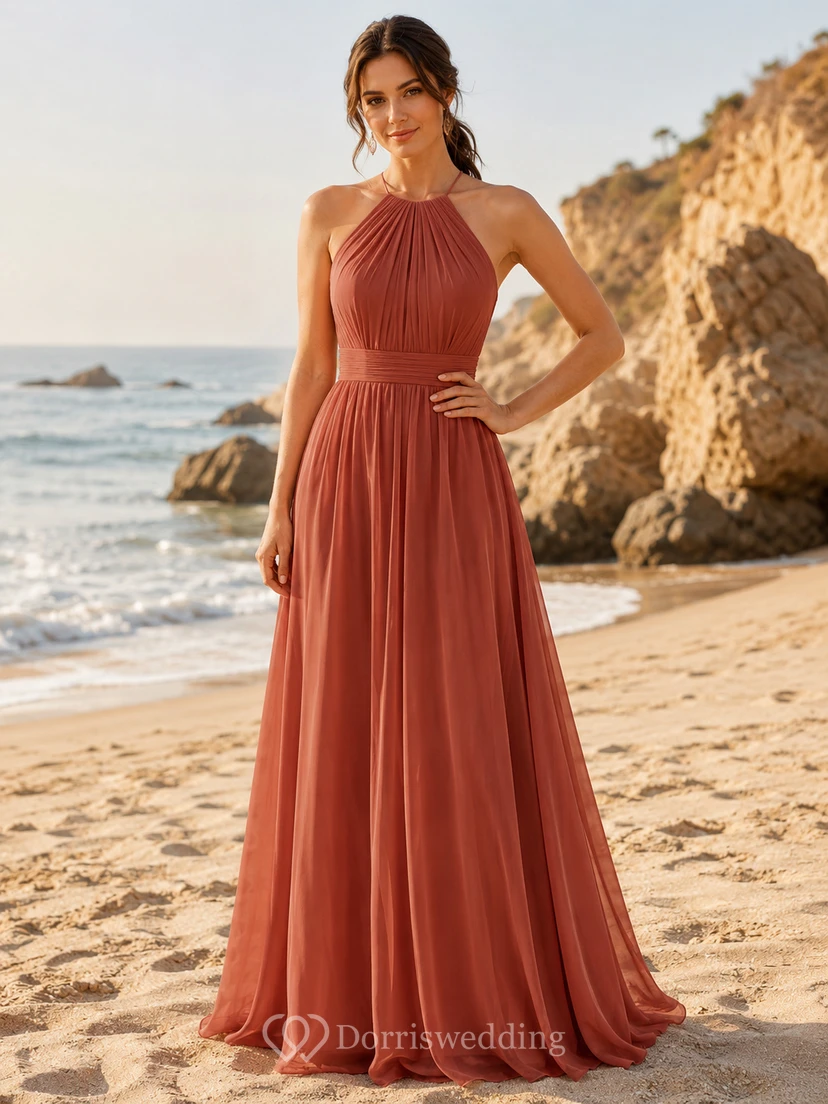 Papaya Destination Beach A-Linien-Brautjungfernkleid aus Chiffon mit ärmellosem Neckholder-Oberteil mit hohem Kragen, plissiertem, bodenlangem Rock und Schlüssellochausschnitt am Rücken.