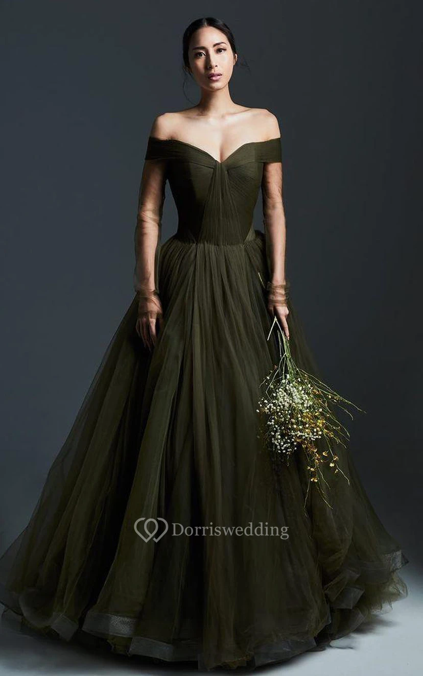 Vestido formal moderno de tul con corte en A, manga larga y fruncido.