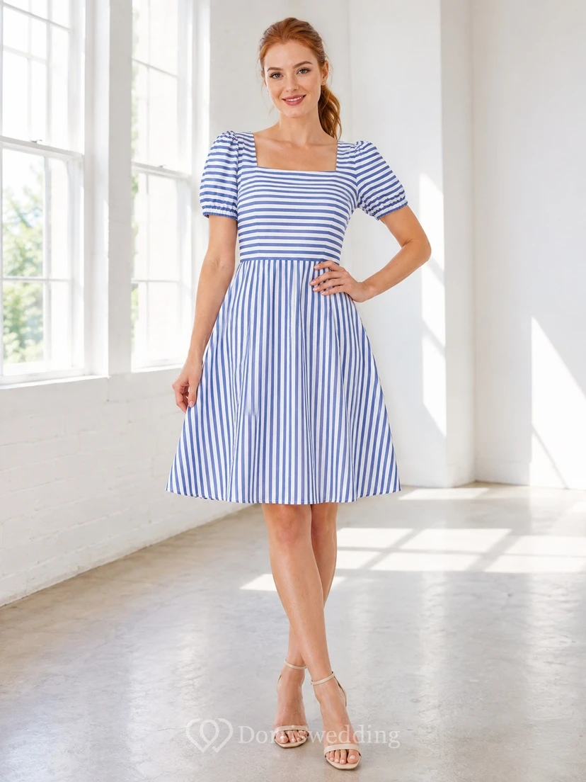 Robe cocktail mini plissée à rayures bleues et blanches, col carré, manches courtes et coupe trapèze, style décontracté.