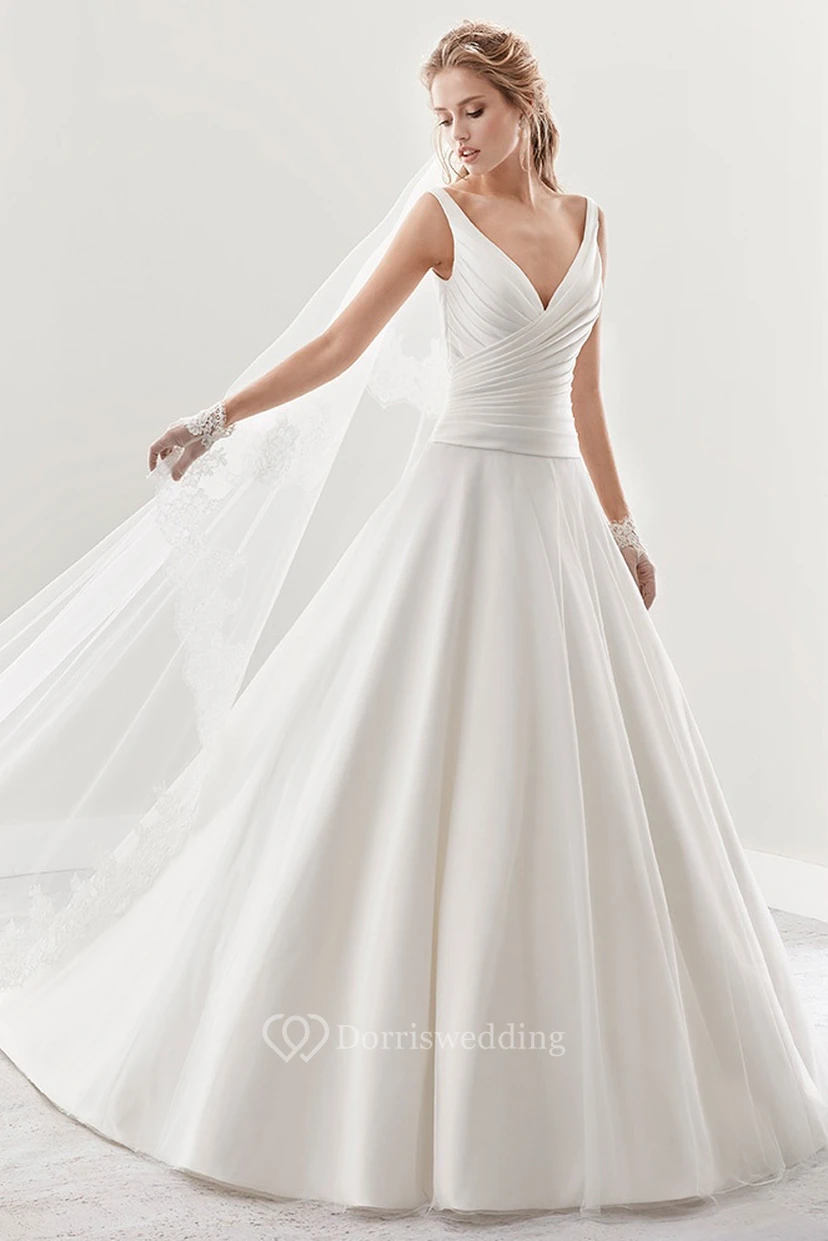 Robe de mariée élégante, plissée, coupe trapèze, col en V, dos nu en V et traîne.
