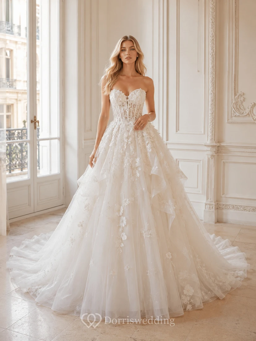 Trägerloses, herzförmiges Brautkleid aus floralem Tüll mit Kapellenschleppe