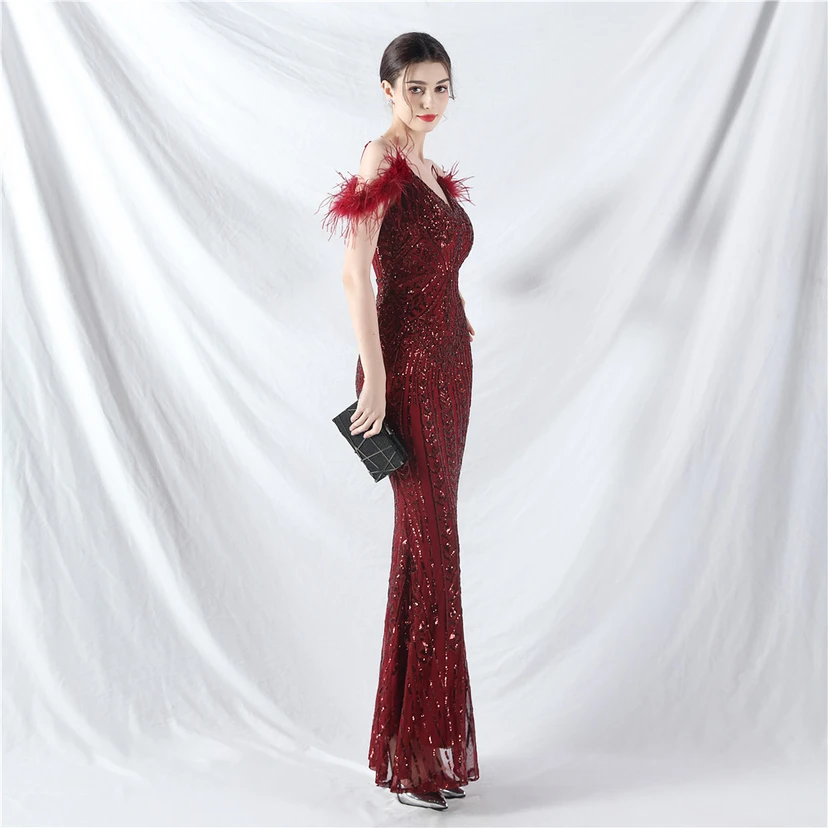 Robe de soirée haut de gamme ornée de perles florales et de plumes d'autruche. view 13