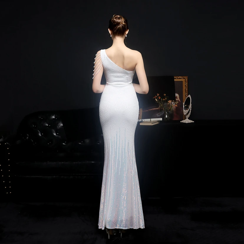 Robe de soirée longue et moulante à sequins colorés, confectionnée avec soin, idéale pour une célébrité ou une fête. Robe de mariée sexy et cintrée, confectionnée avec des paillettes colorées et lourdes. Robe de mariée longue et moulante, parfaite pour une occasion spéciale. view 26