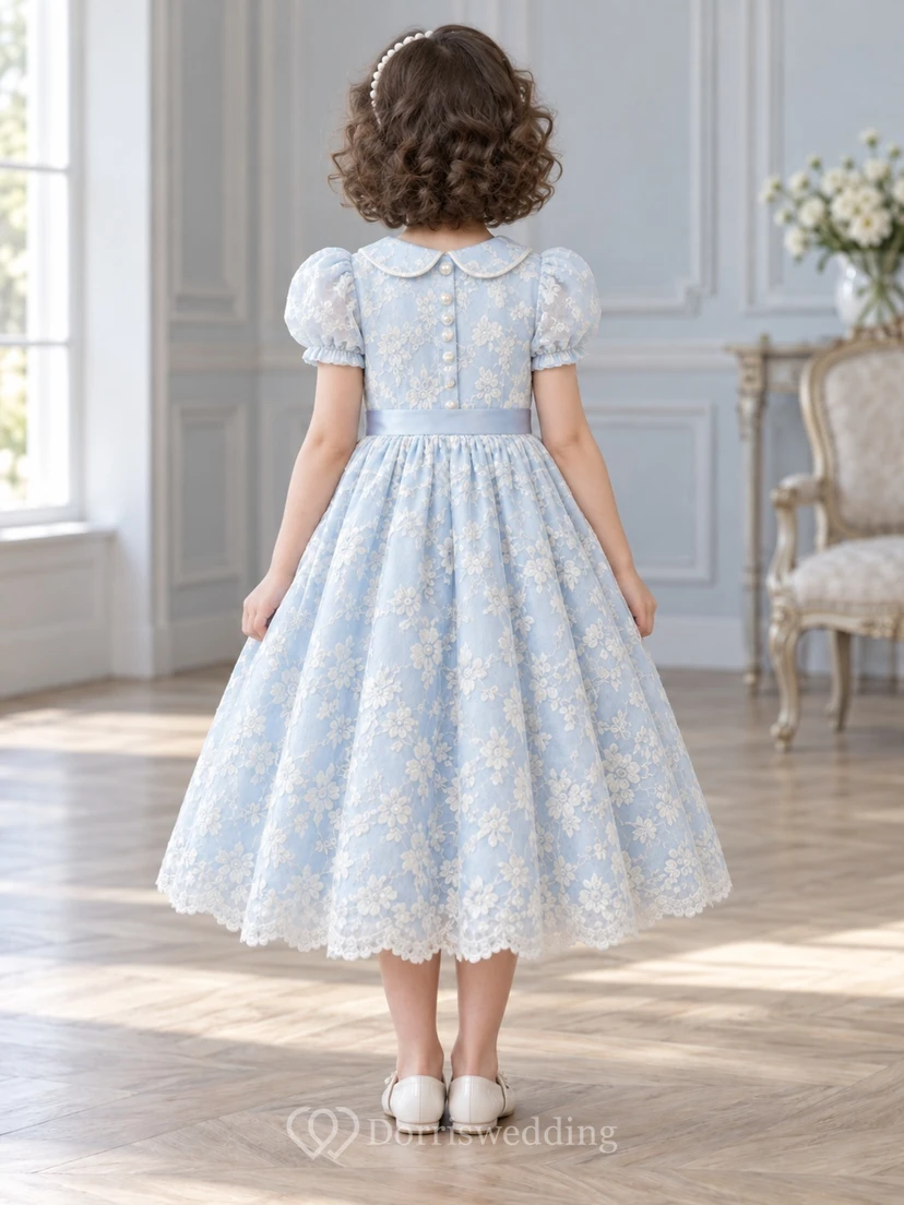 Vestido de niña de flores vintage azul con estampado floral, corte en A, encaje, botones delanteros y cuello Peter Pan, hasta la rodilla. view 2