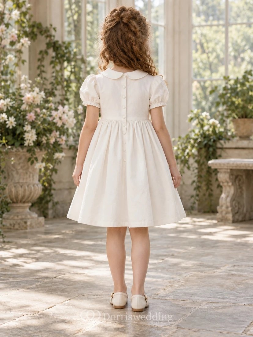 Schlichtes weißes knielanges Blumenmädchenkleid mit Rosenmuster, Schleife, abgerundeten Puffärmeln und Raffungen