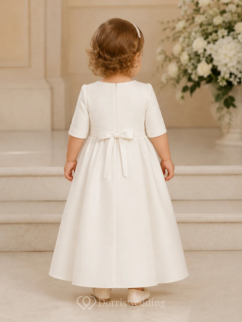 Vestido minimalista y modesto para ceremonia de bautizo de bebé, corte en A, largo hasta los tobillos, cuello joya, manga corta, satén, lazo en la espalda, botones en la espalda. view 2