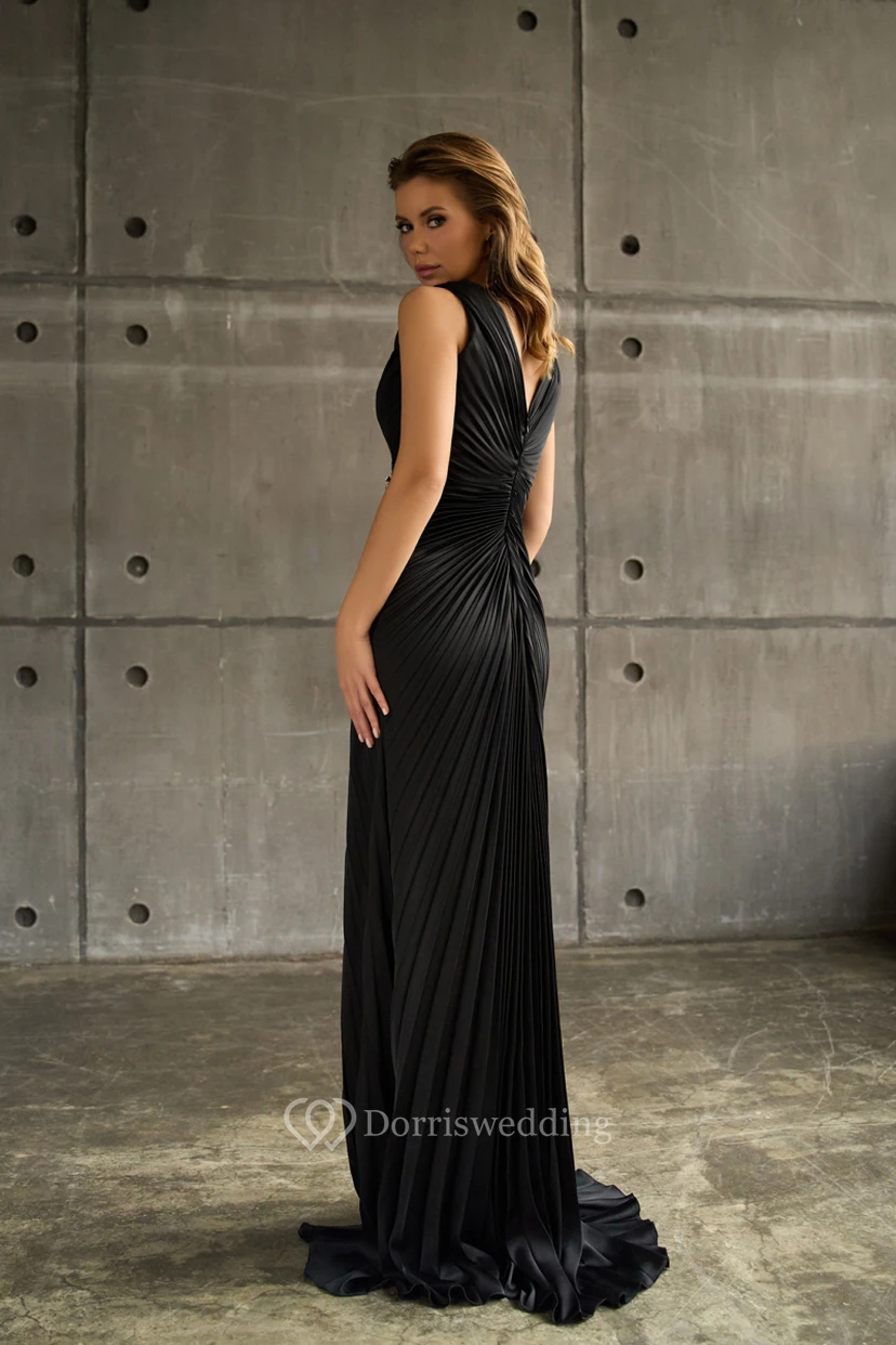 Vestido tubo sin mangas con escote en V, abertura frontal y detalles de pedrería. view 9