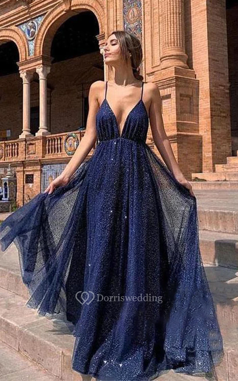 Robe de bal sexy à sequins, décolleté plongeant, style empire et coupe trapèze, avec bretelles spaghetti. view 11