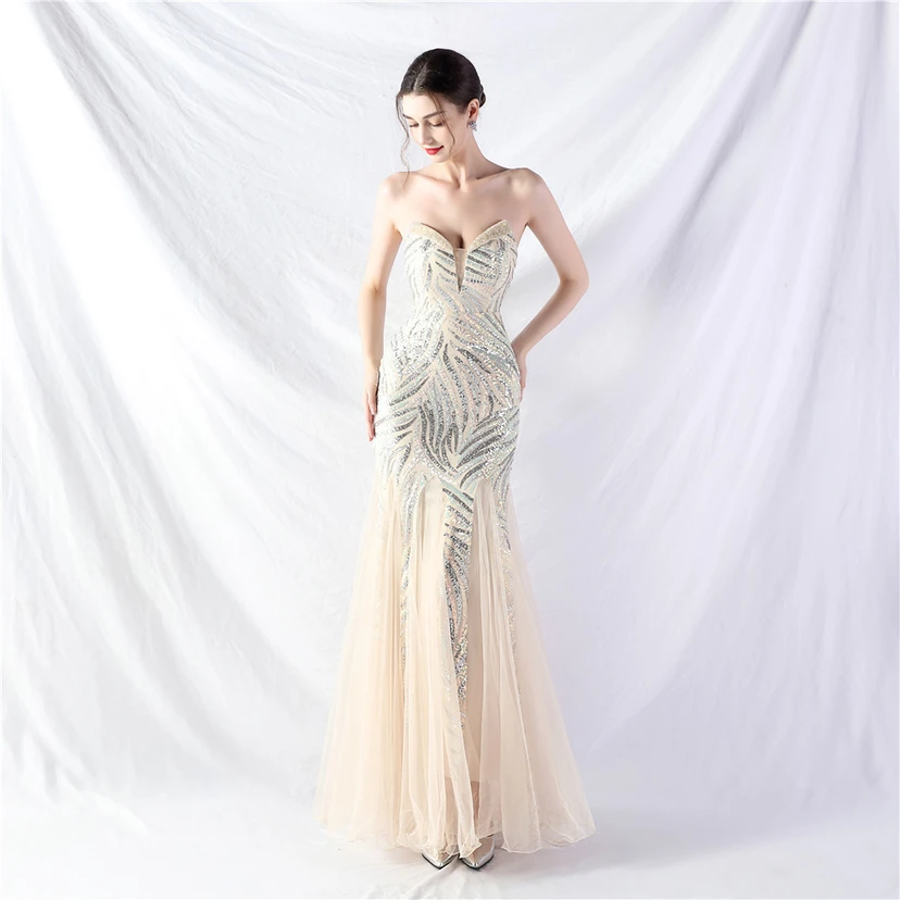 Schwer gearbeitetes, perlenbesetztes Abendkleid aus Netzgewebe mit superdichter Paillettenbesatz view 56