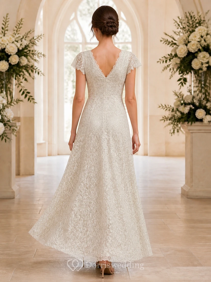Vestido de novia de talla grande con escote en V discreto, encaje fino y mangas cortas, corte en A view 2