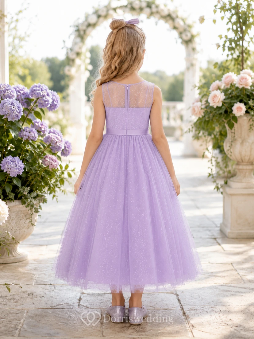 Robe de demoiselle d'honneur élégante, longueur thé, en tulle lavande pailleté, à fines bretelles spaghetti et coupe trapèze, idéale pour une fête. view 2