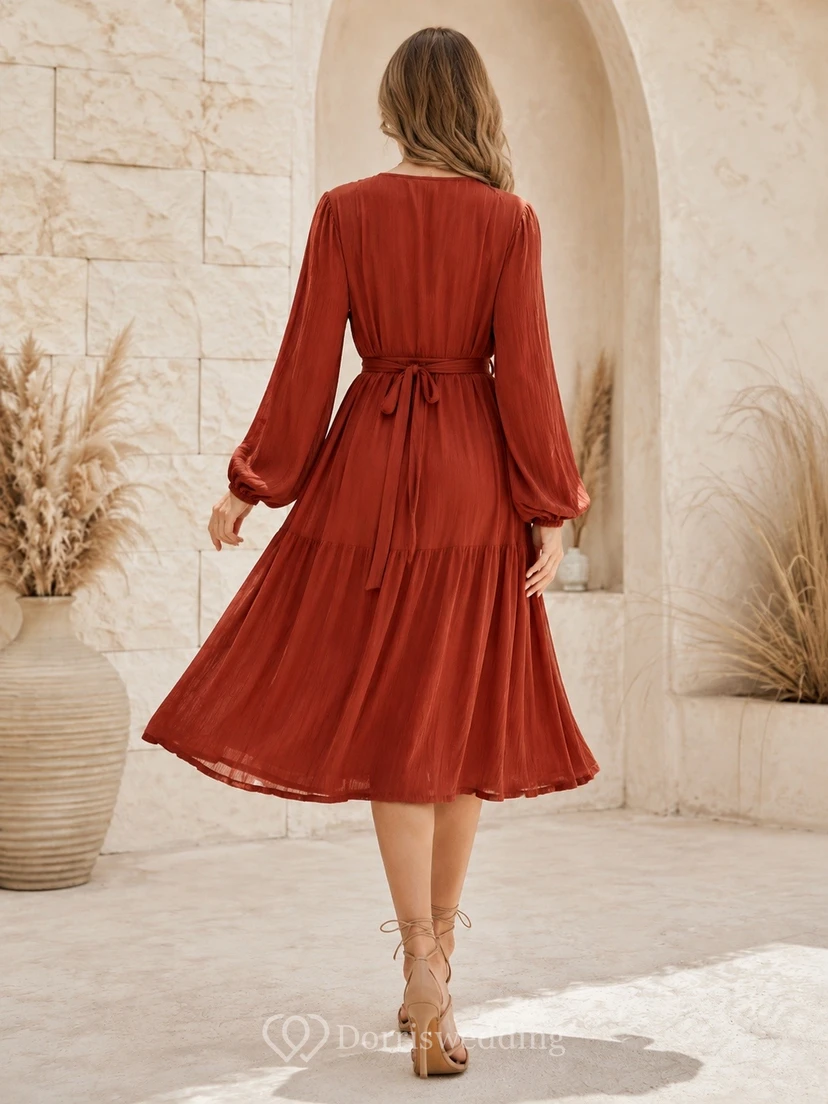 Vestido de noche asimétrico de gasa roja con escote en V y mangas largas, corte en A, largo hasta la rodilla. view 2
