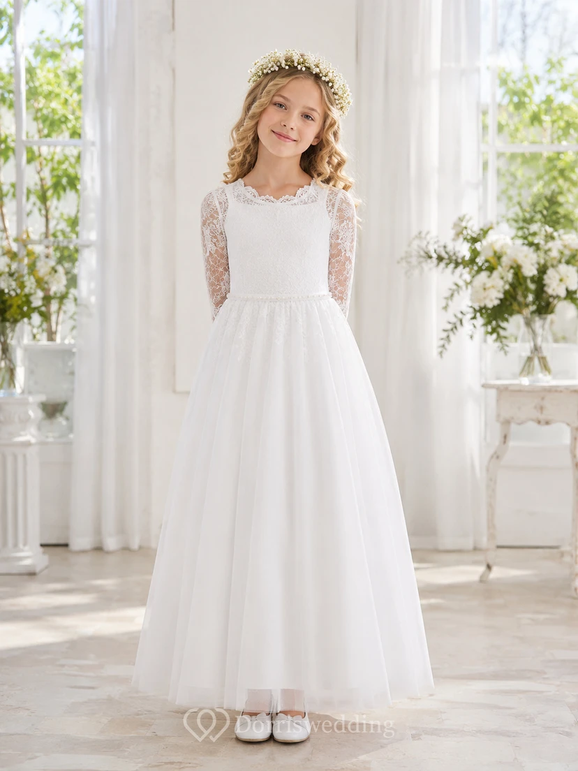 Weißes, bodenlanges Kleid aus Spitze und Tüll mit Illusionsausschnitt, langen Ärmeln, bezogenen Knöpfen und Kommunionsausschnitt – perfekt für Blumenmädchen oder als Brautjungfer.