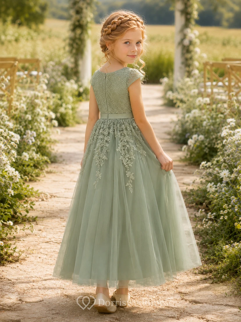 Robe bohème mi-longue trapèze en tulle sauge, col en V, style demoiselle d'honneur, ornée d'appliqués floraux et de dentelle. view 2