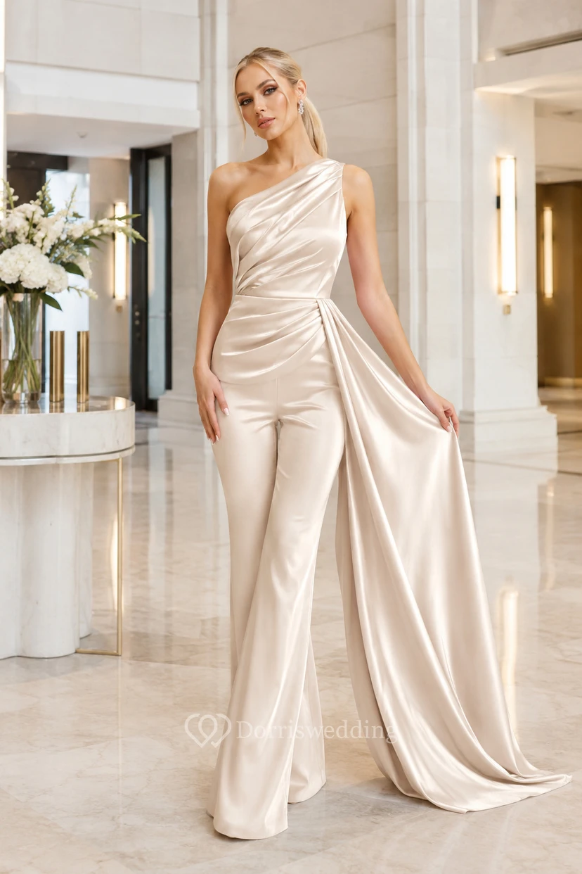 Combinaison de mariée asymétrique en satin avec traîne drapée sur le côté
