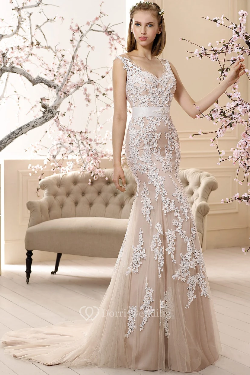 Langes, ärmelloses Brautkleid mit Trompetenform, V-Ausschnitt, Applikationen aus Spitze und Tüll sowie Schleife