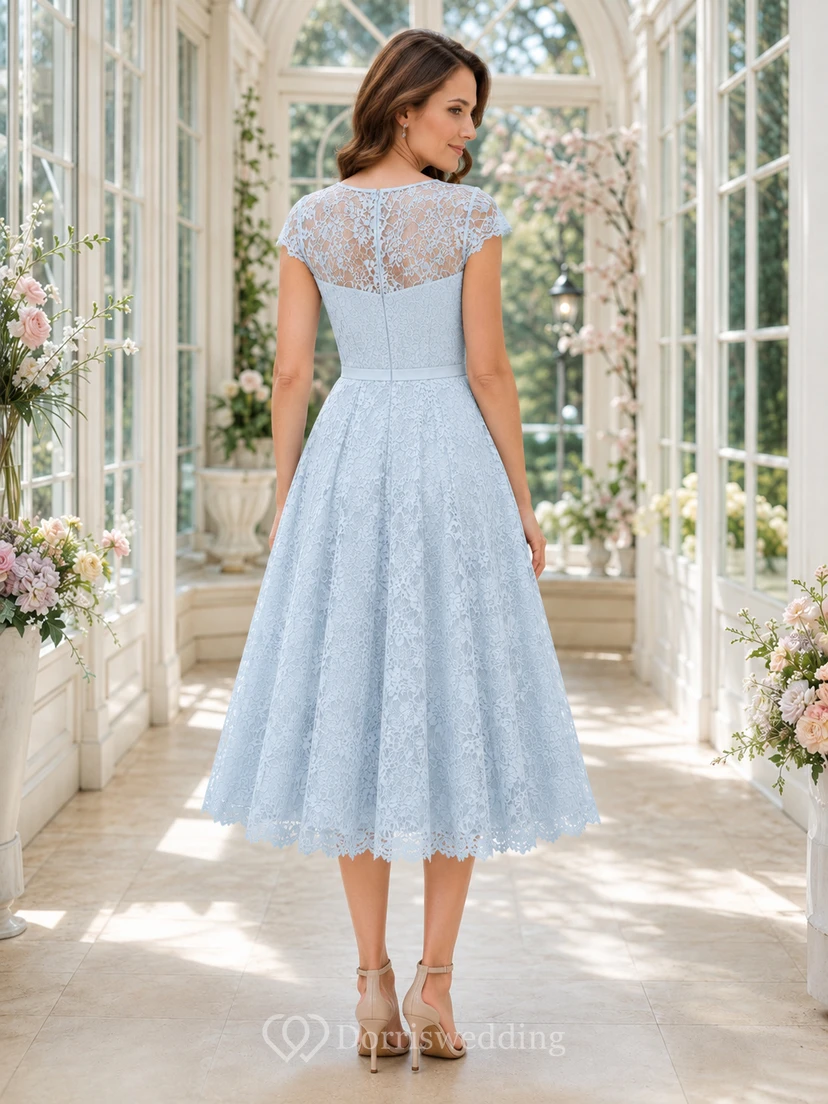 Robe de baptême bleu ciel à manches bateau et dentelle intégrale, coupe trapèze, longueur thé, entièrement en dentelle view 2