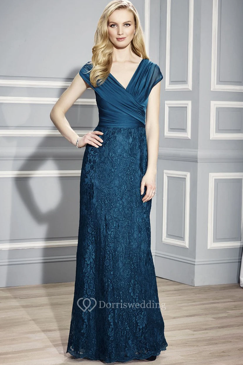 Vestido formal de encaje con escote en V aplicado, espalda baja en V y fruncido, largo hasta el suelo.