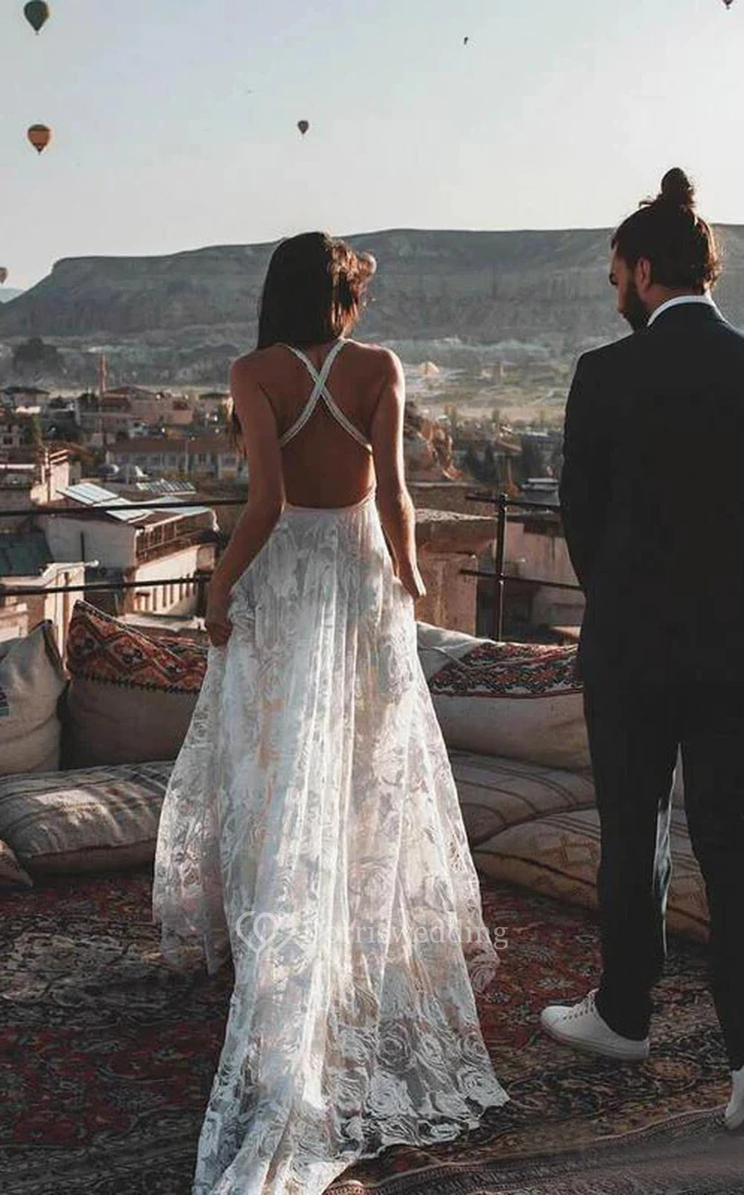 Robe de mariée en dentelle empire plissée, fendue sur le devant et à fines bretelles, style spaghetti, sans manches. view 7