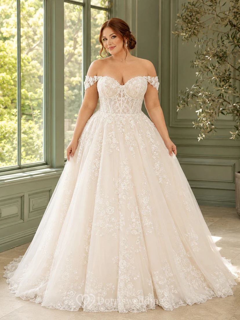Robe de mariée de style chapelle en dentelle, épaules dénudées et décolleté cœur, grande taille