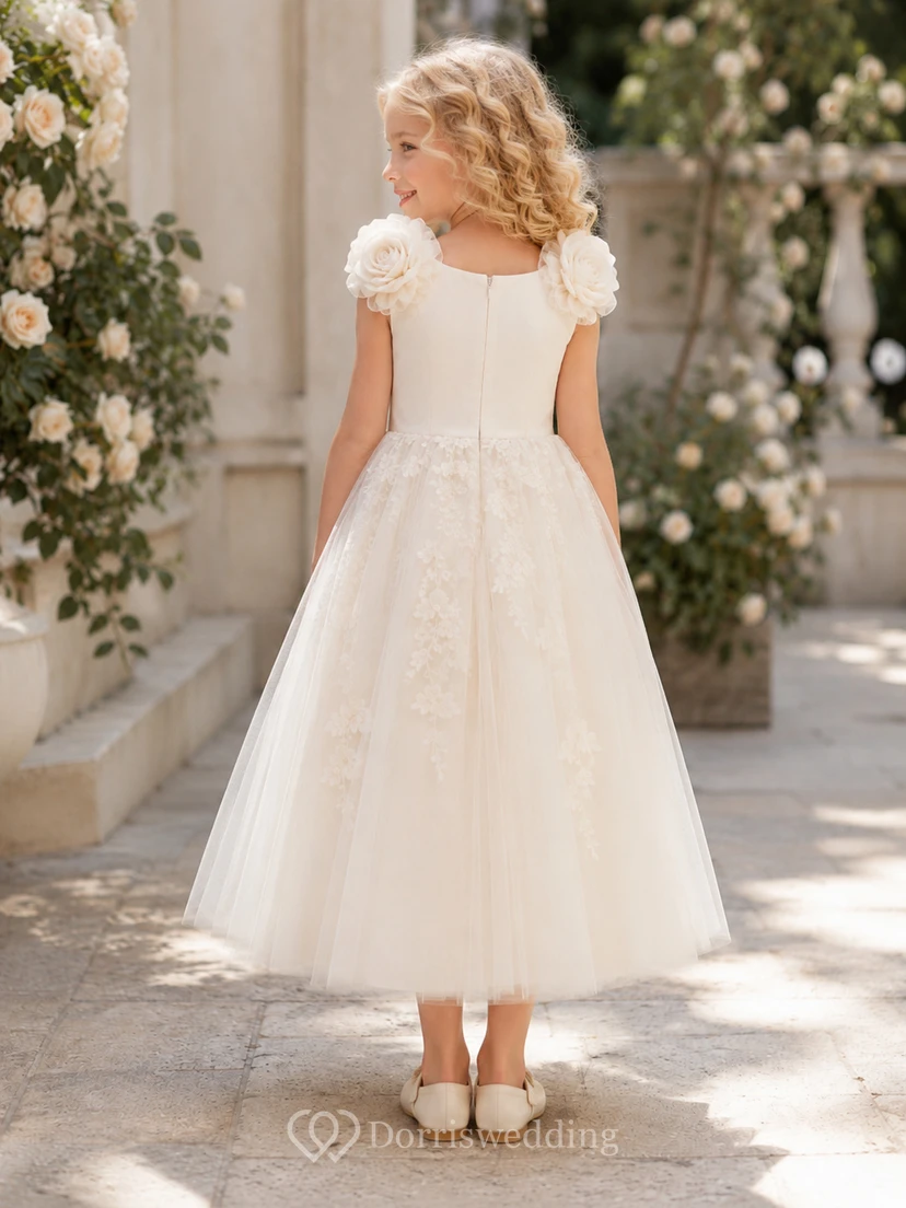 Elfenbeinfarbenes Blumenmädchenkleid mit Rosetten-Schulterpartie, ärmellosem Tüll-A-Linien-Schnitt, floralen Applikationen und bodenlangem Rock view 2
