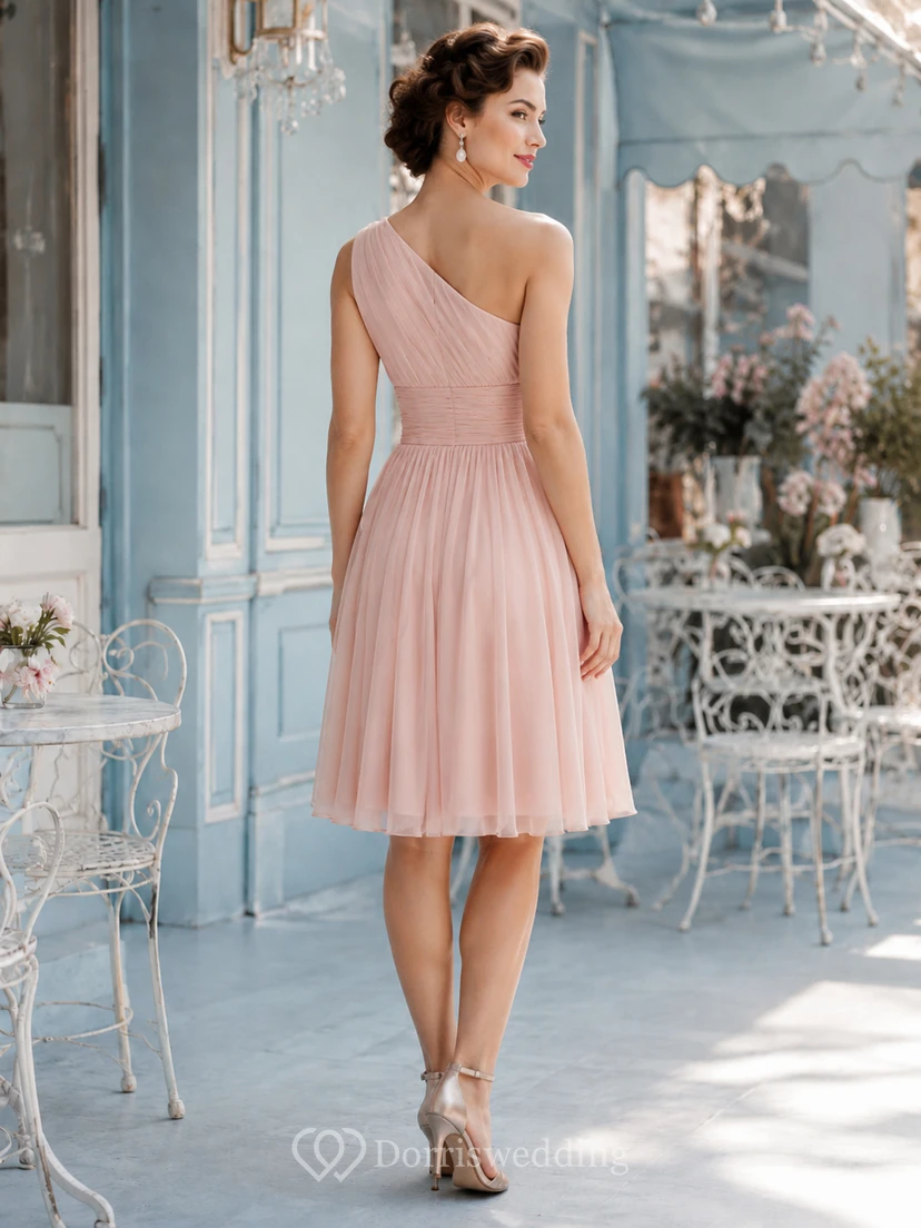 Vestido de cóctel de gasa color rosa empolvado, sin mangas, con un solo hombro, pliegues, espalda descubierta y corte en A, largo hasta la rodilla. view 2
