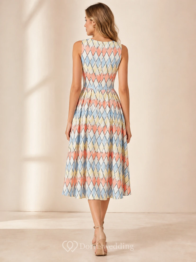 Vestido midi sin mangas de corte A con cuello joya y estampado arlequín en tonos pastel view 2