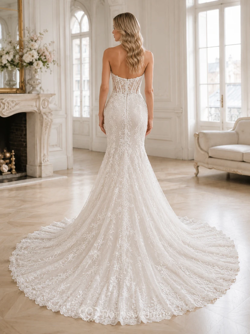 Robe de mariée sirène bustier en dentelle épurée, décolleté cœur, traîne chapelle, ornée d'appliques, style jardin. view 2