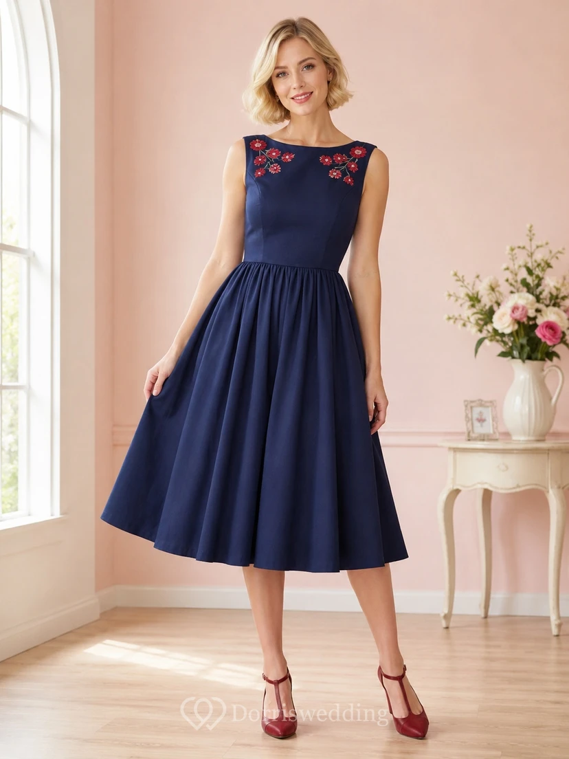 Robe vintage bleu marine à col rond et sans manches, brodée de fleurs et arrivant à mi-mollet, coupe trapèze, ornée de fleurs.
