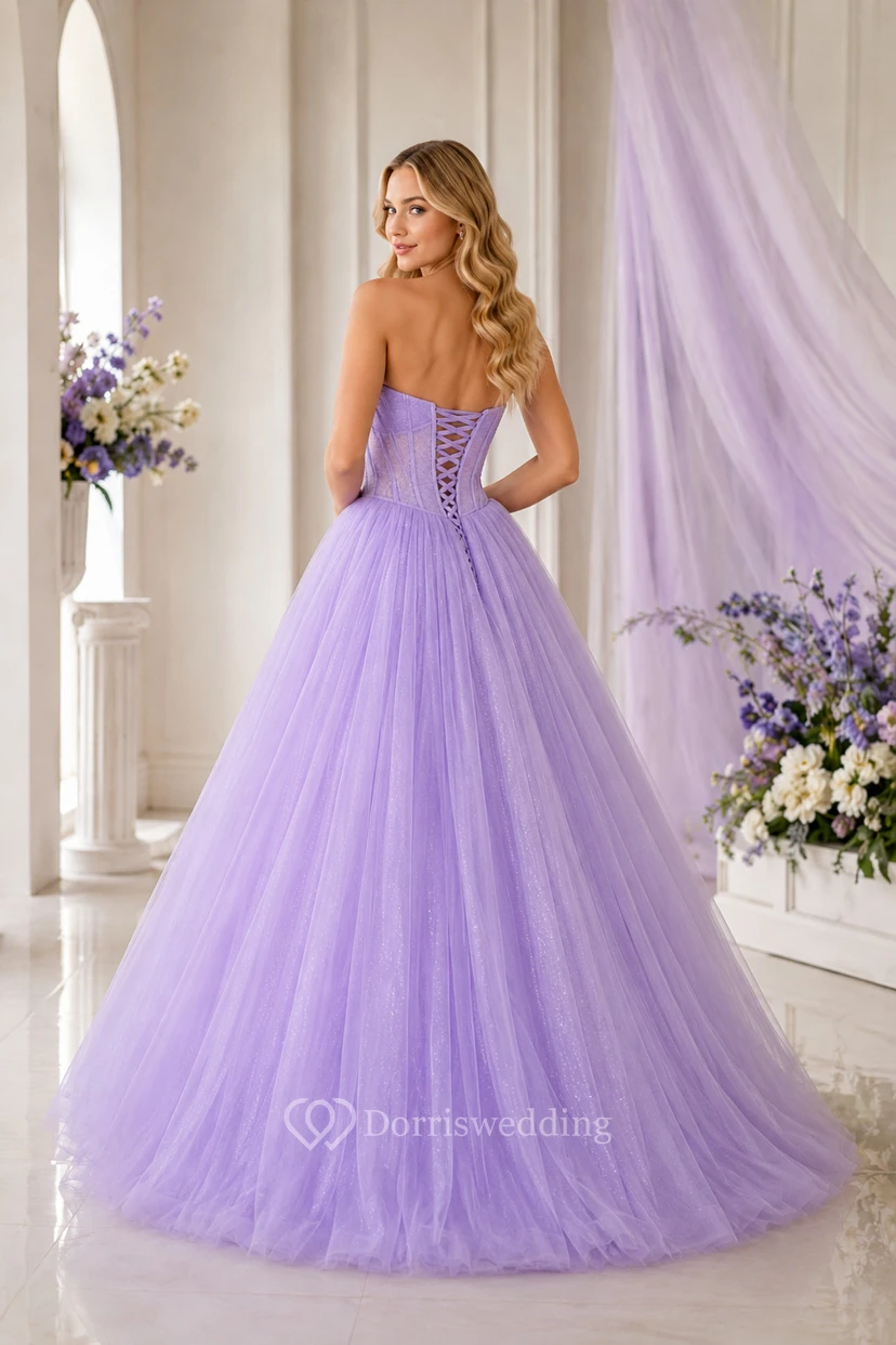 Vestido de gala de tul color lavanda sin tirantes con corpiño tipo corsé para graduación. view 2