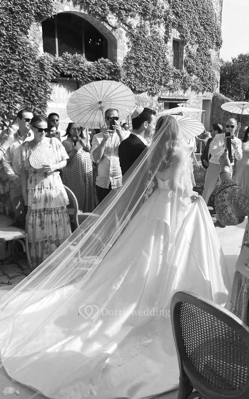 Schlichtes, einfarbiges Brautkleid aus Satin mit herzförmigem Ausschnitt, seitlicher Drapierung und A-Linien-Schnitt view 2