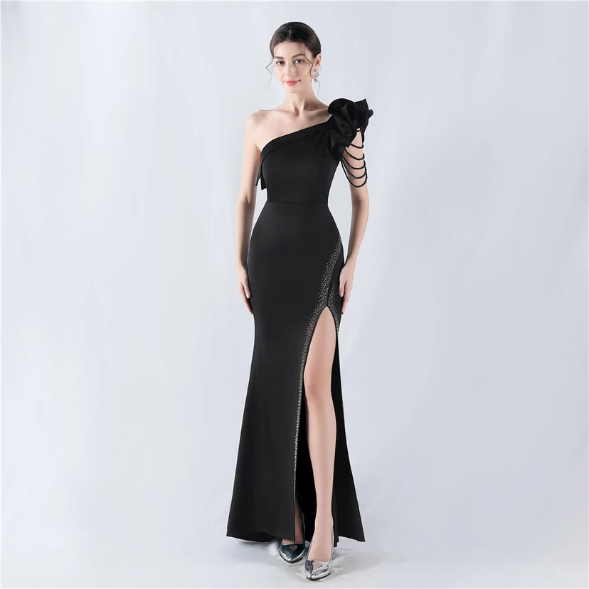 Vestido de noche con cuello oblicuo, hombros con estampado de hojas de loto, bordado artesanal y diamantes, ideal para la celebración de la reunión anual. view 40