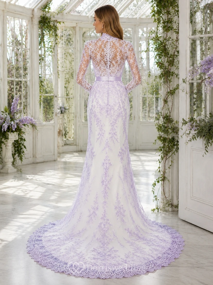 Lavendelfarbenes Brautkleid im Meerjungfrauenstil mit floraler Spitze, hohem Kragen, langen Ärmeln und Kathedralenschleppe view 2