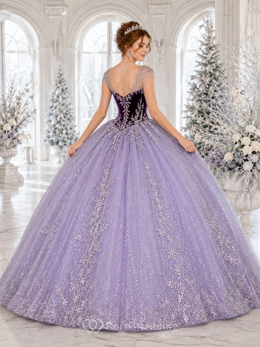 Robe de bal de princesse Quinceañera en velours et dentelle argentée, style hivernal, manches illusion, bonnet lavande. view 2