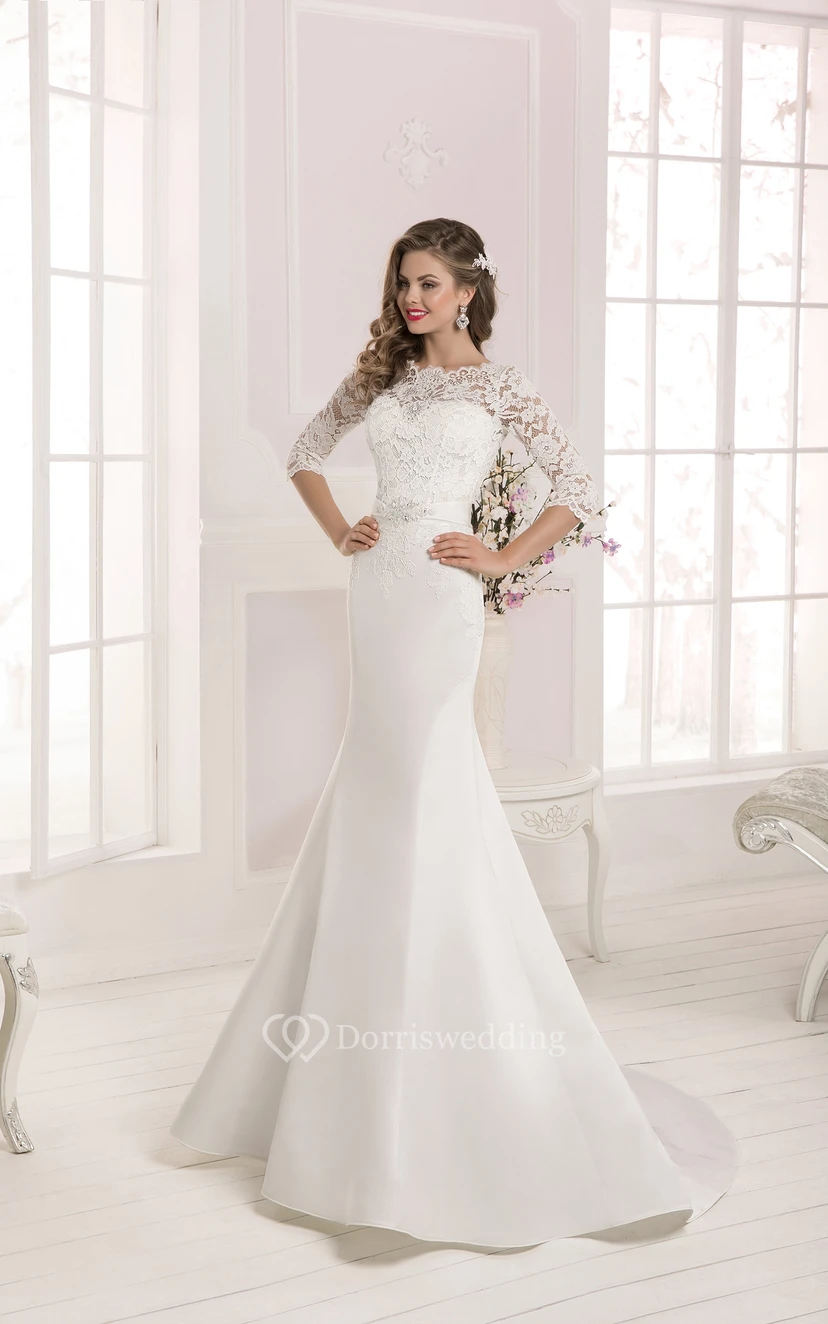 Langes Meerjungfrauenkleid mit halblangen Ärmeln, Spitzenoberteil und Kristallverzierungen, ideal für die Mutter der Braut
