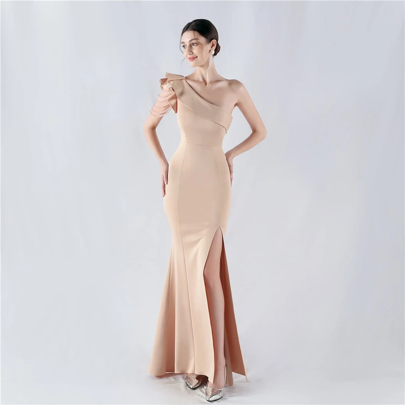 Vestido de noche asimétrico de satén con escote alto y cuello oblicuo, adornado con cuentas. view 6