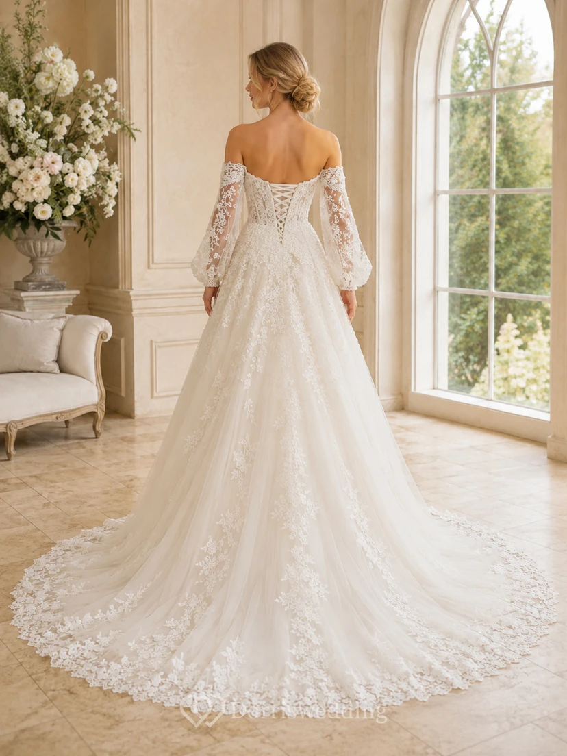 Robe de mariée romantique en dentelle florale, coupe trapèze, épaules dénudées, manches bouffantes, bustier, traîne chapelle view 2