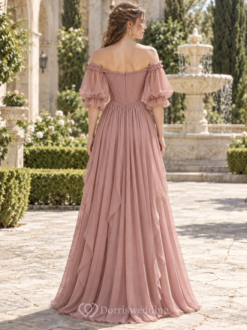 Robe corset en mousseline rose poudré Renaissance à épaules dénudées et manches bouffantes view 2