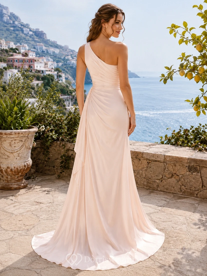 Vestido de novia elegante de corte recto con un solo hombro, talla grande. view 2