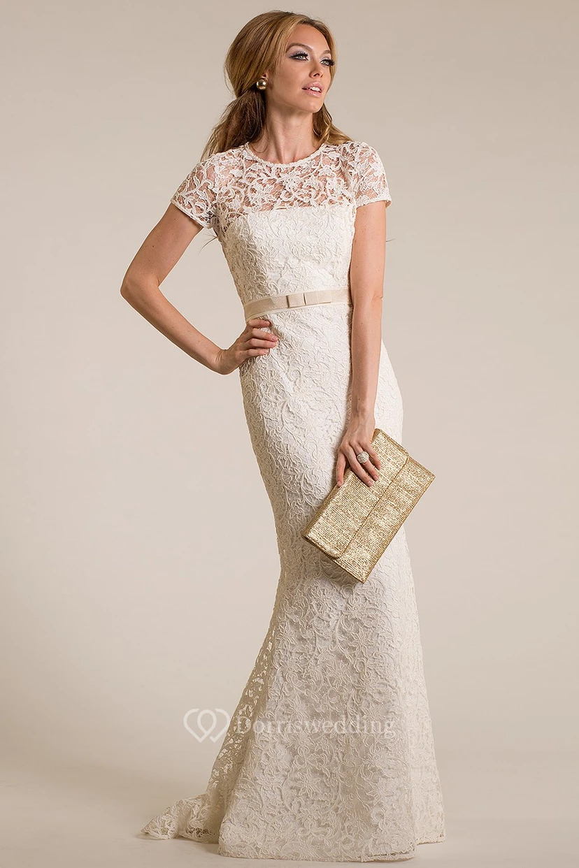 Vestido de novia vintage de encaje con cuello alto y mangas cortas, corte recto y efecto ilusión.