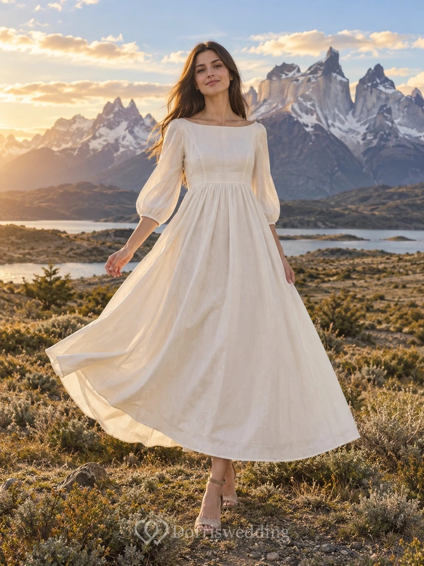 Sencillo vestido de novia de popelina de largo midi con escote barco, mangas tres cuartos y falda fruncida.