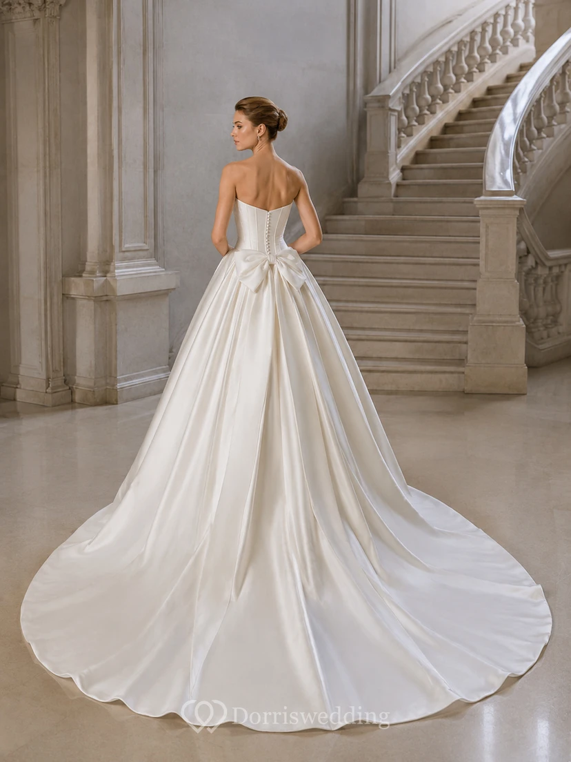 Robe de bal bustier en satin poli, décolleté cœur, traîne cathédrale, dos nu orné d'un nœud, robe de mariée de style chapelle view 2