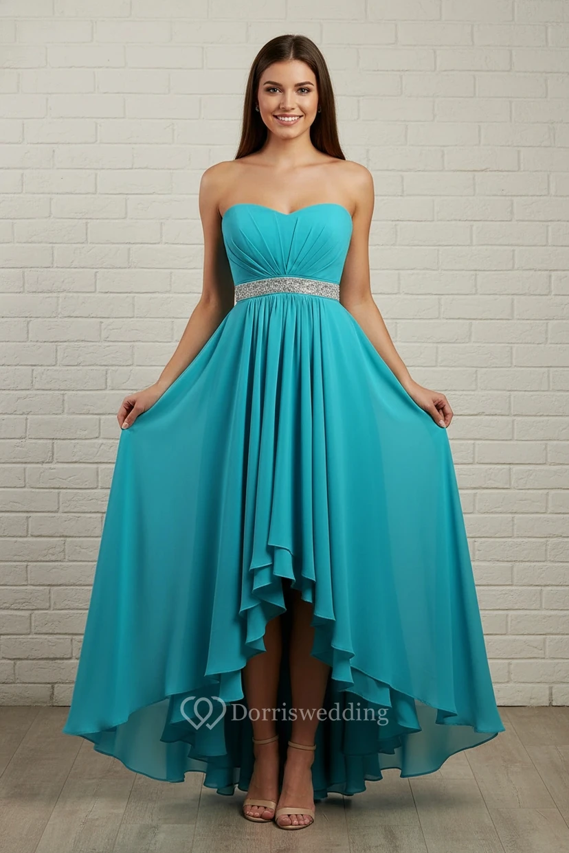 Vestido de verano fluido con corte asimétrico