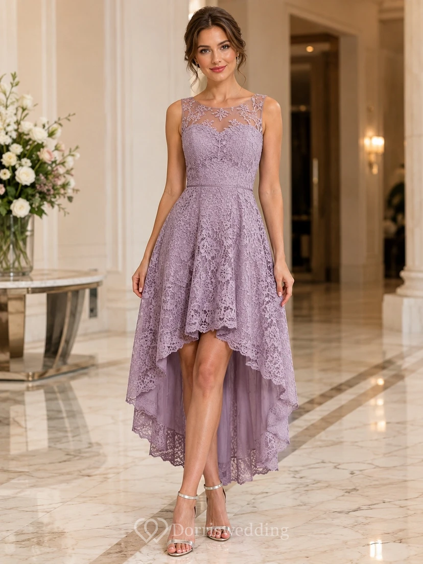 Robe d'invitée romantique en dentelle lavande, coupe trapèze, décolleté carré asymétrique, sans manches