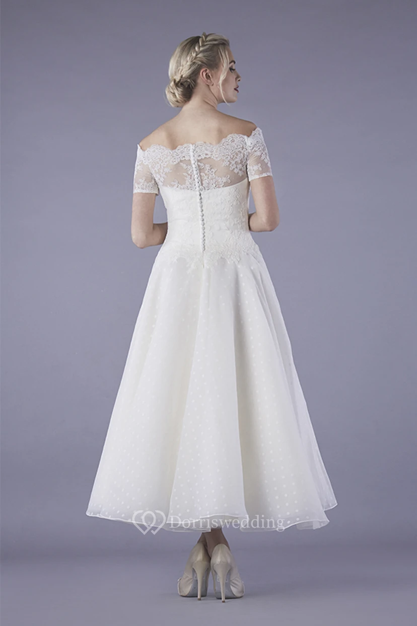 Vestido de novia vintage de tul hasta los tobillos con encaje ilusión y botones. view 2